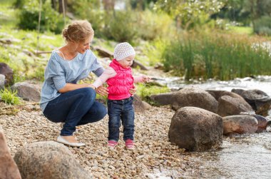 Sevimli kızı olan genç bir anne.