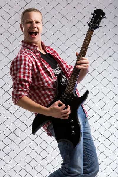 Jeune Musicien Fou Avec Guitare Électrique — Photo