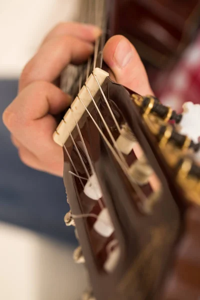 Zene Közelkép Zenész Fából Készült Gitárral — Stock Fotó