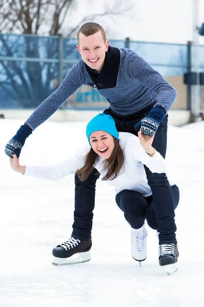 Beau Couple Séduisant Sur Patinoire — Photo