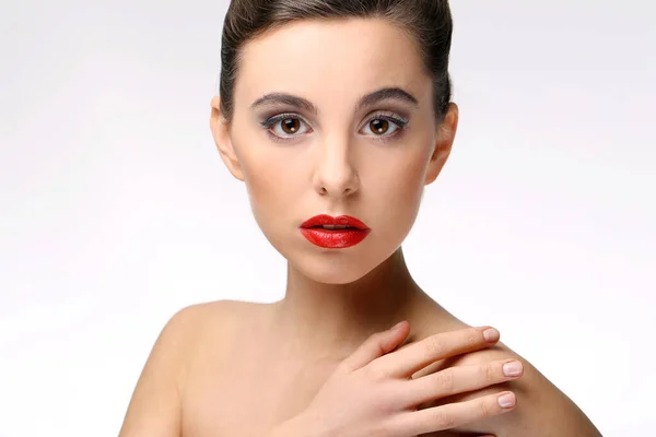 Prachtige Vrouw Met Rode Lippenstift — Stockfoto