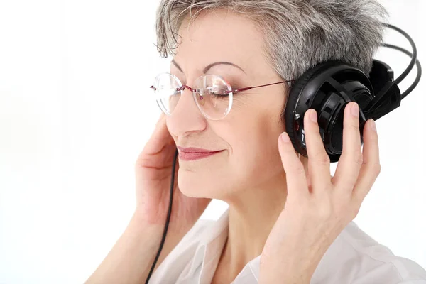 Szczęśliwa Staruszka Słuchawkami — Zdjęcie stockowe