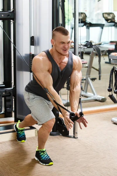 Fitness Musculación Hombre Poderoso Durante Entrenamiento — Foto de Stock