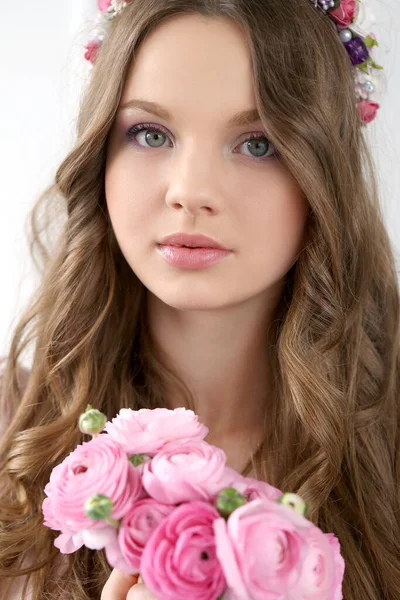 Cute Młoda Dziewczyna Kwiatami — Zdjęcie stockowe