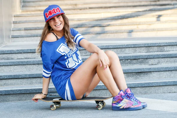 Livre Rua Menina Atraente Com Skate — Fotografia de Stock