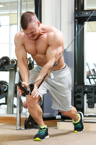 Fitness Musculação Homem Poderoso Durante Treino — Fotografia de Stock