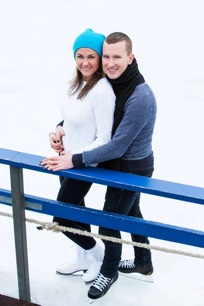 Schönes Attraktives Paar Auf Der Eisbahn — Stockfoto