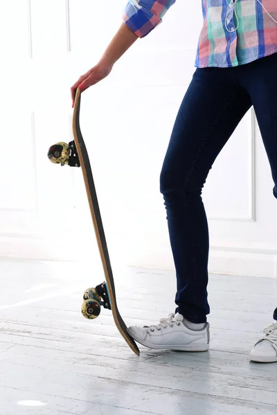 Teenager Mit Skateboard Tiefschnee — Stockfoto