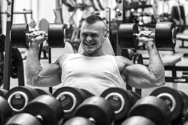 Fitness Musculación Hombre Poderoso Durante Entrenamiento — Foto de Stock