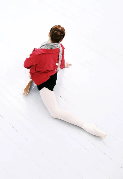 Красива Балерина Підлозі Під Час Розтягування — стокове фото