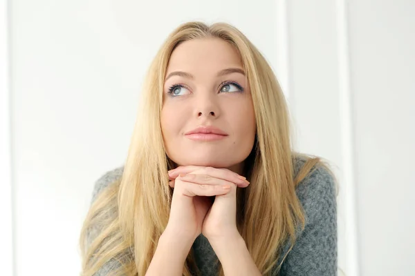 Schattig Mooi Meisje Een Witte Achtergrond — Stockfoto