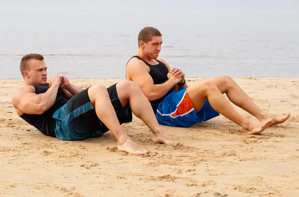 Sport Fitnesz Testépítők Edzés Közben Strandon — Stock Fotó