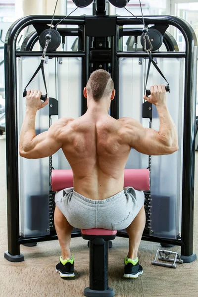 Fitness Musculação Homem Poderoso Durante Treino — Fotografia de Stock