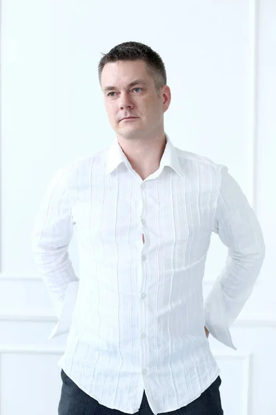 Vážný Úspěšný Muž Bílé Košili — Stock fotografie
