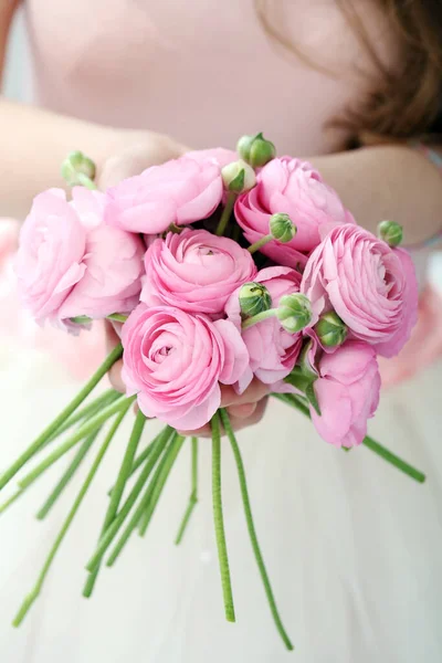 Çiçekler Masada Güzel Bir Buket Var — Stok fotoğraf