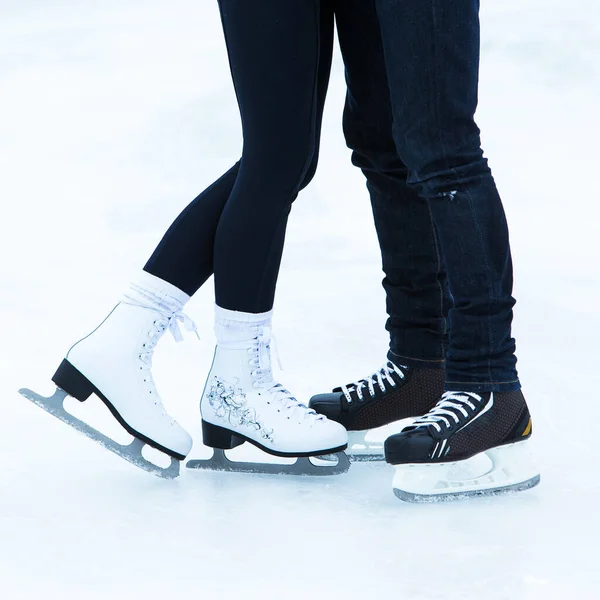 Schaatsen Paar Ijsbaan — Stockfoto