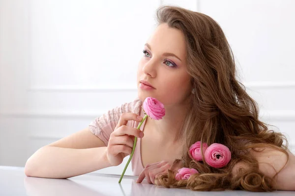Söt Ung Flicka Med Blommor — Stockfoto