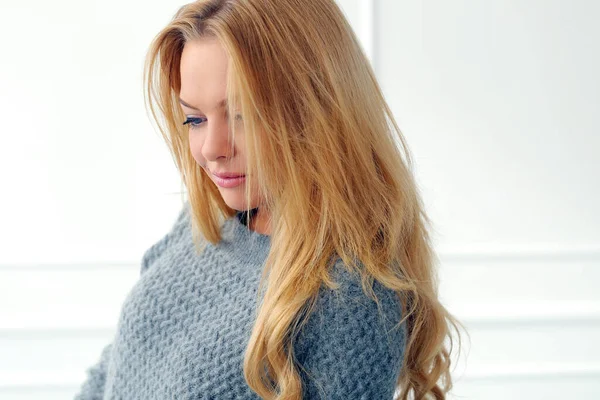 Schattig Mooi Meisje Een Witte Achtergrond — Stockfoto