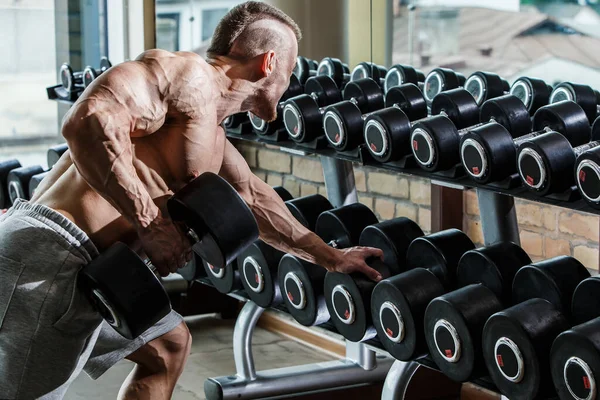 Fitness Musculación Hombre Poderoso Durante Entrenamiento — Foto de Stock