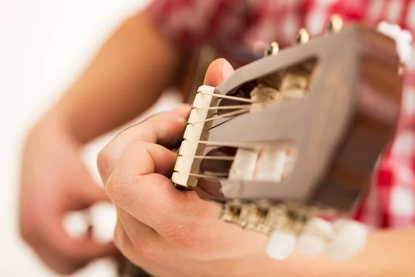 Muziek Close Muzikant Met Een Houten Gitaar — Stockfoto