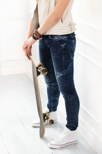 Nettes Attraktives Mädchen Mit Skateboard — Stockfoto