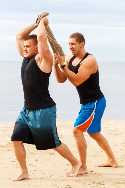 Sport Remise Forme Culturistes Pendant Entraînement Sur Plage — Photo