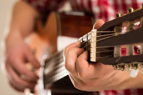 Muziek Close Muzikant Met Een Houten Gitaar — Stockfoto