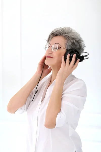 Mulher Feliz Idosa Com Fones Ouvido — Fotografia de Stock