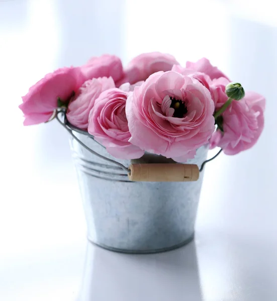 Des Fleurs Mignon Bouquet Sur Table — Photo