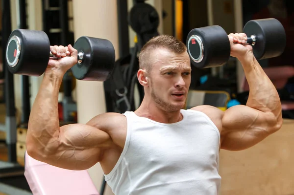 Fitness Musculação Homem Poderoso Durante Treino — Fotografia de Stock