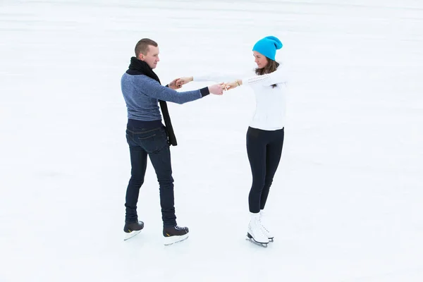 Buz Pateni Pistinde Güzel Çekici Bir Çift — Stok fotoğraf