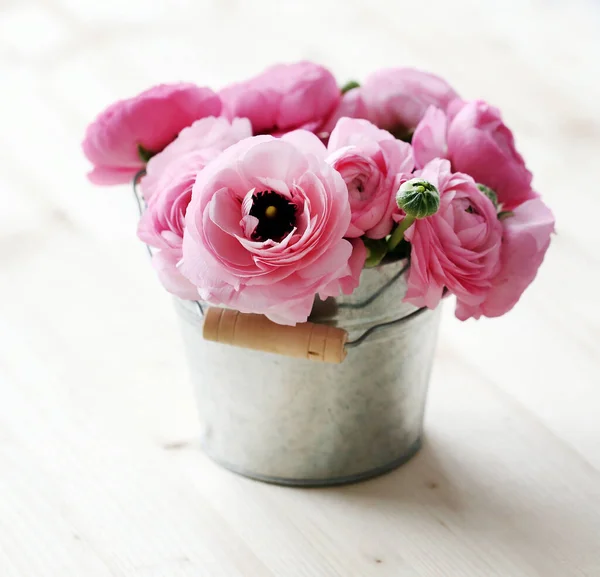 Des Fleurs Mignon Bouquet Sur Table — Photo