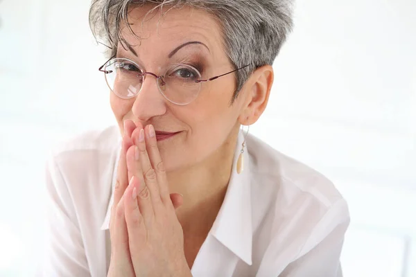 Söt Äldre Kvinna Med Lyckligt Ansikte — Stockfoto