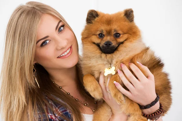 Menina Bonito Atraente Com Cão Fofo — Fotografia de Stock