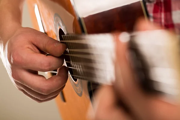 Musica Primo Piano Musicista Con Chitarra Legno — Foto Stock