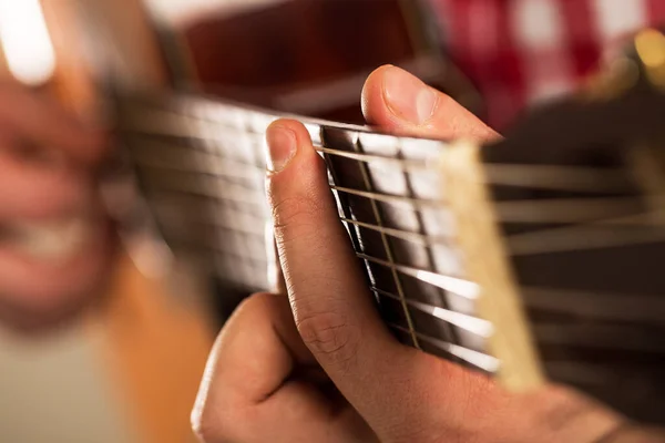 Muziek Close Muzikant Met Een Houten Gitaar — Stockfoto