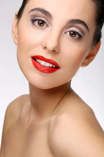 Preciosa Mujer Con Lápiz Labial Rojo — Foto de Stock