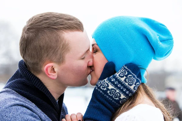 Hermosa Atractiva Pareja Pista Hielo —  Fotos de Stock