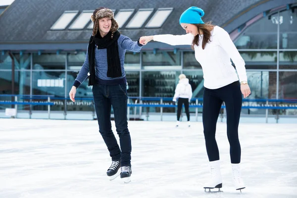 Beau Couple Séduisant Sur Patinoire — Photo