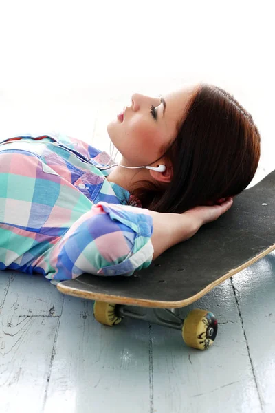 Netter Attraktiver Teenager Mit Skateboard — Stockfoto