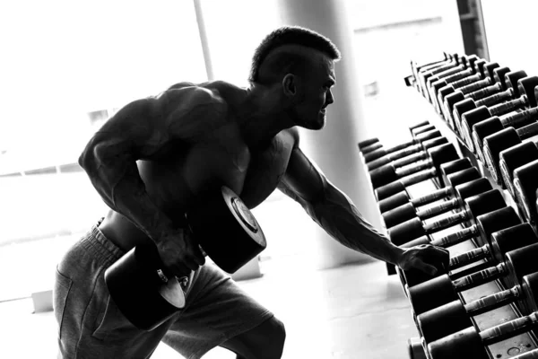 Fitness Musculación Hombre Poderoso Durante Entrenamiento — Foto de Stock