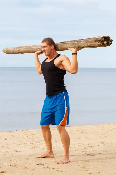 Desporto Fitness Fisiculturista Com Uma Grande Madeira Praia — Fotografia de Stock