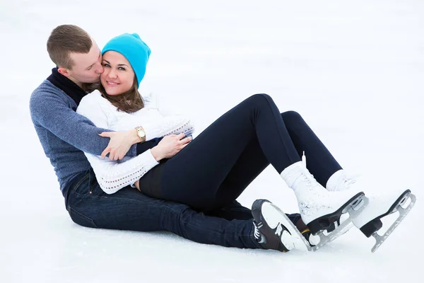 Schönes Attraktives Paar Auf Der Eisbahn — Stockfoto