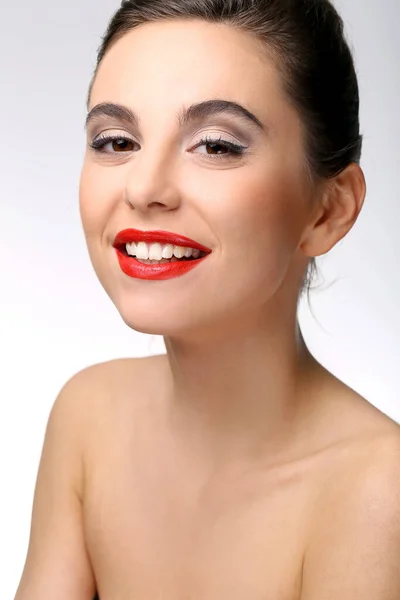 Wunderschöne Frau Mit Rotem Lippenstift — Stockfoto