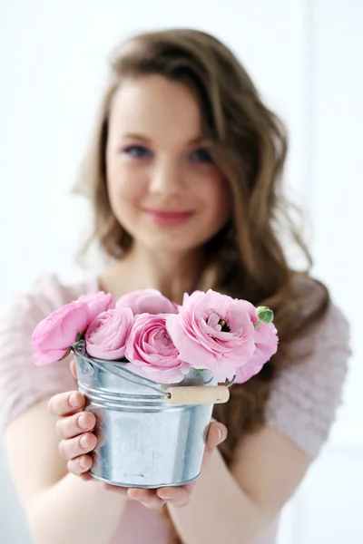 年轻的女孩与花 — 图库照片