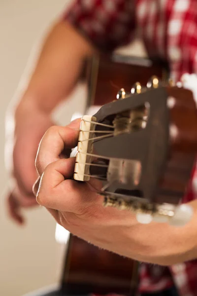 Musica Primo Piano Musicista Con Chitarra Legno — Foto Stock