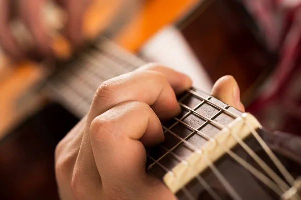 Música Primer Plano Músico Con Una Guitarra Madera — Foto de Stock