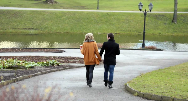 Otoño Linda Pareja Caminar Parque — Foto de Stock