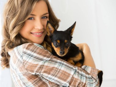 Köpekli çekici bir kadın.