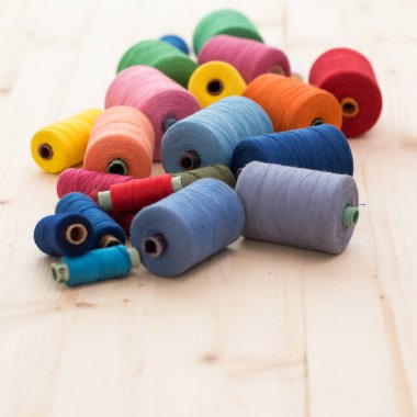 Terzilik. Masada bir sürü renkli iplik var.